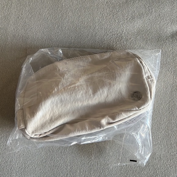 Lululemon Everywhere Belt Bag in White Opal - Picture 10 of 10